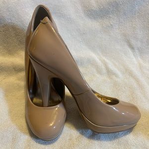 Madden Girl Fastenn Pumps Womens Size 7.5 Nude Cream Leather Slip On High Heels